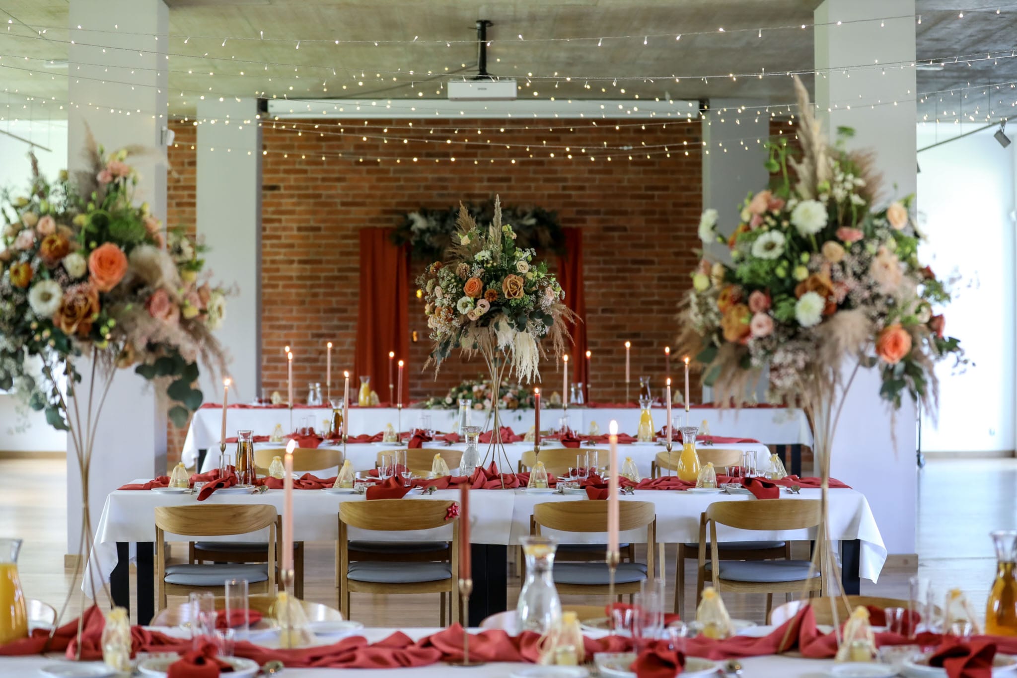 Eleganckie nakrycie stołu weselnego — tło bohatera